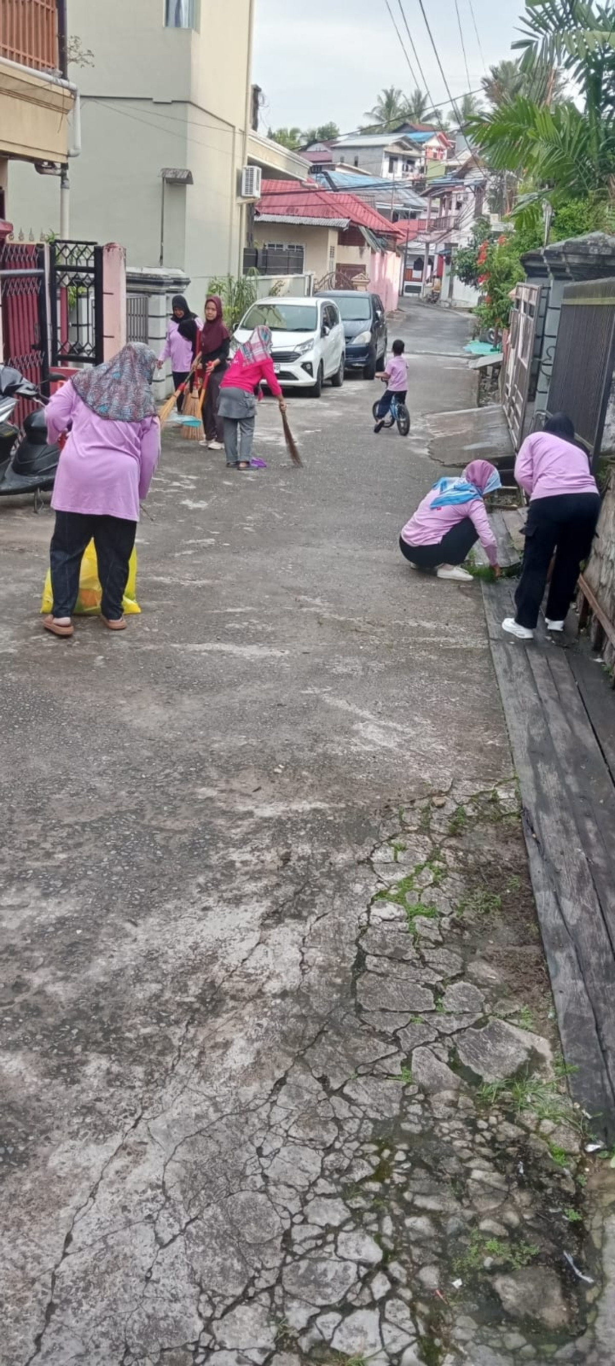Membersihkan lingkungan RT. 22