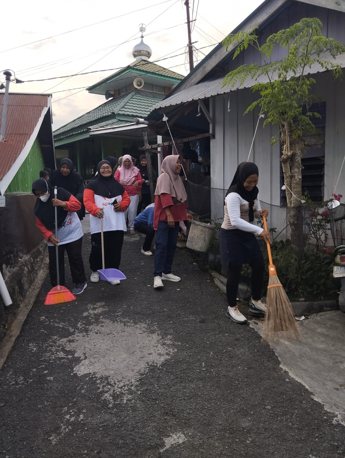 Senam ibu ibu dawis , dilanjutkan kerja bakti