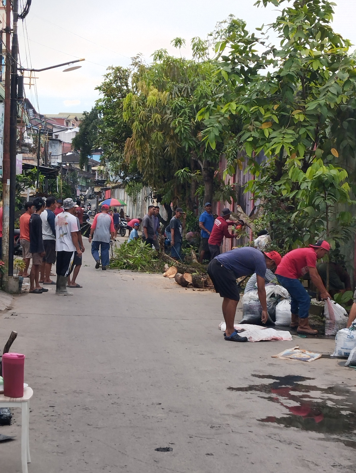Kerja bakti Jl Poros Tri sari