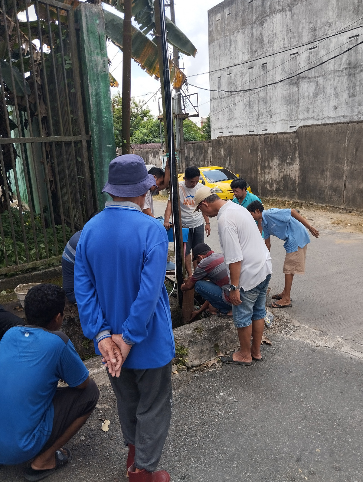 Kerja bakti pasang tiang lampu