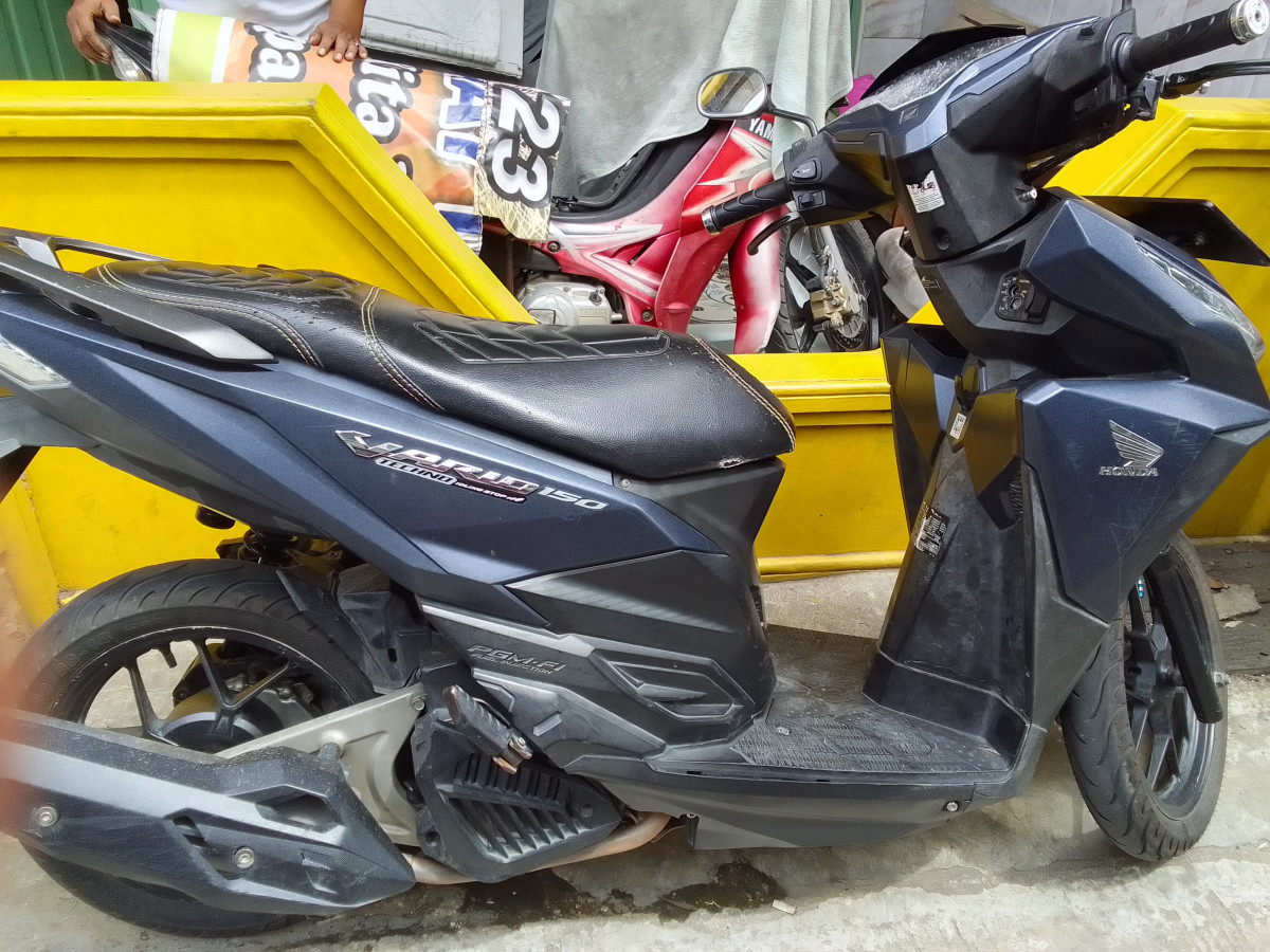 Membersihkan parit