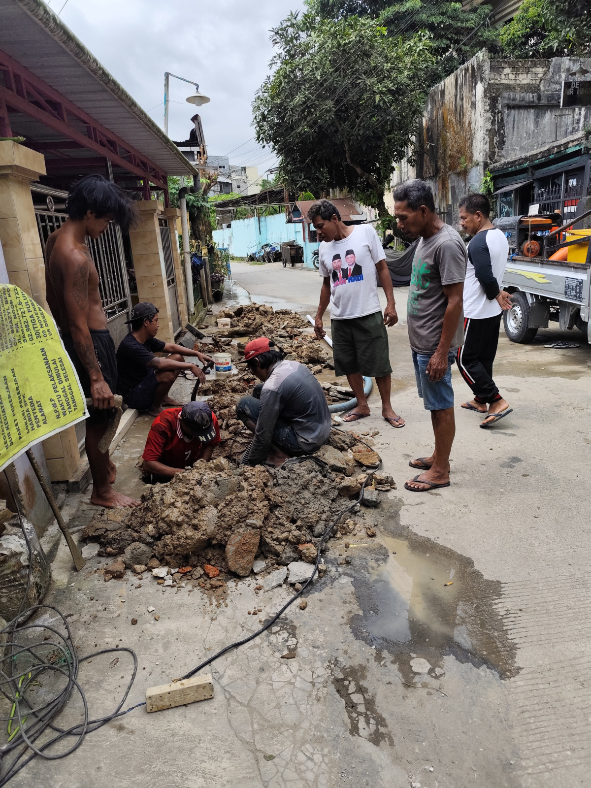 Perbaikan pipa air PDAM yg bocor