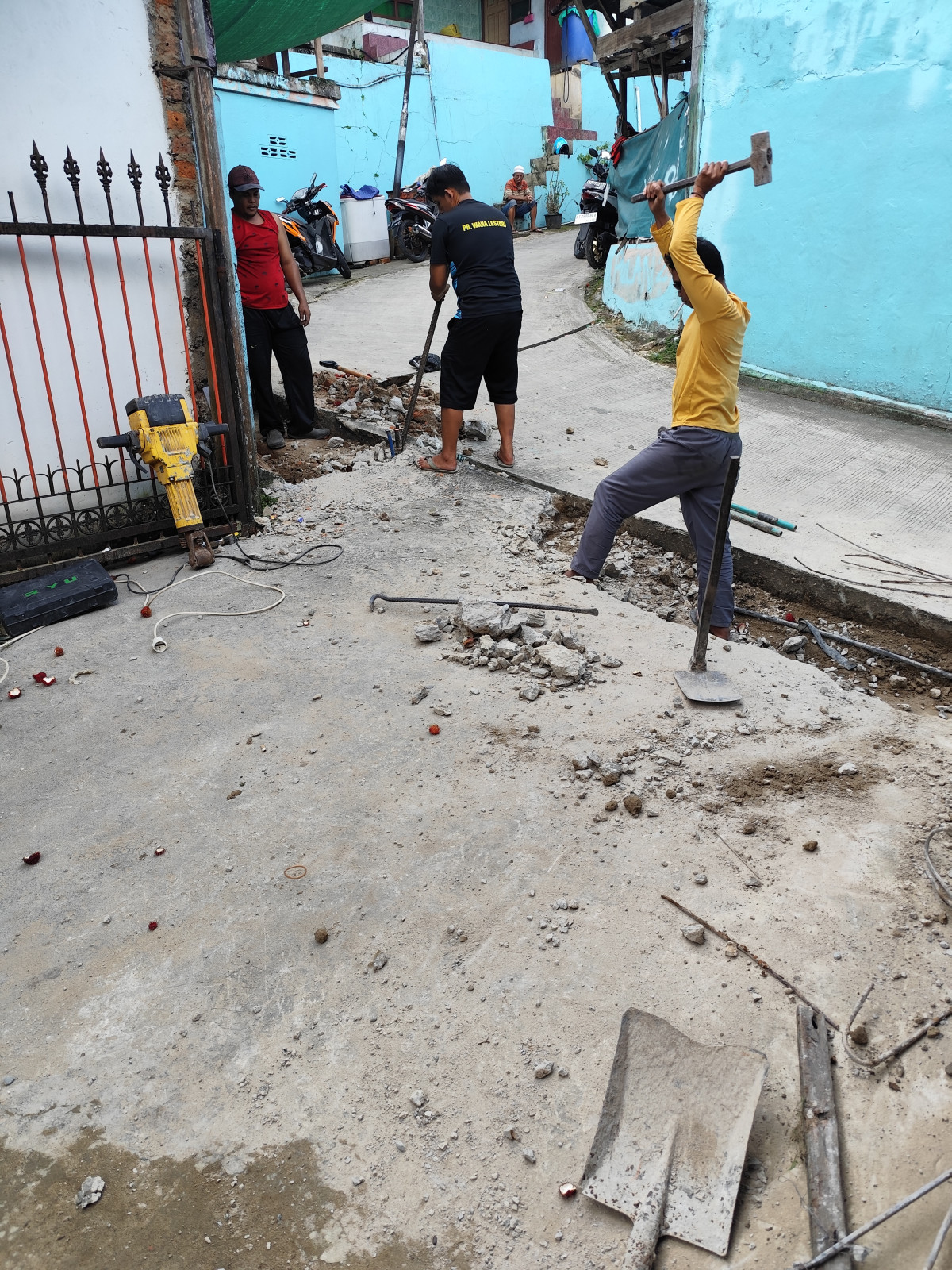 Pengecoran jembatan dan parit yg di bongkar