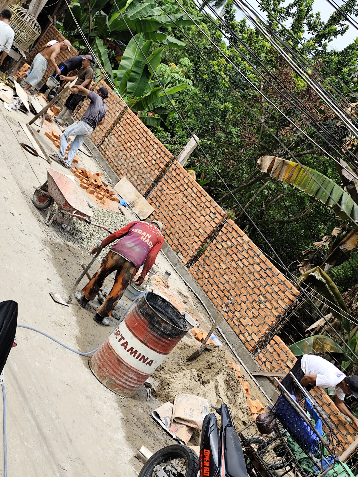 Perbaikan tembok pembatas