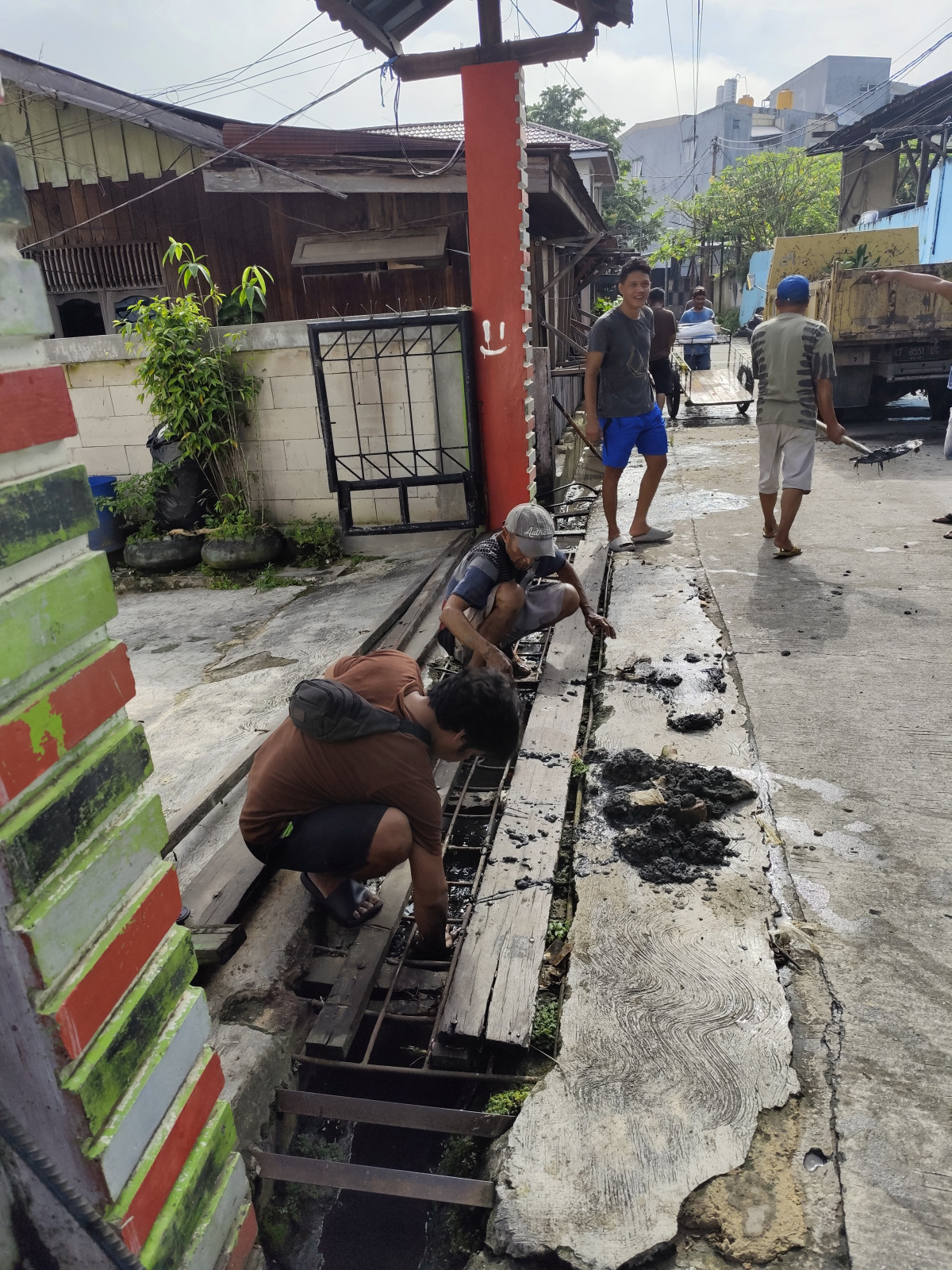 Pembersihan parit gg 1 masuk kanan