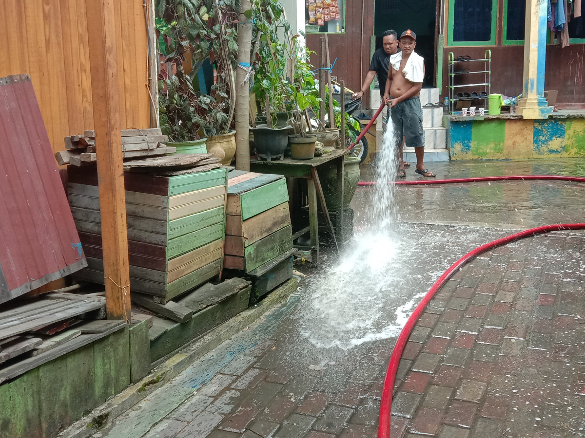 Kerjabakti pembersihan area untuk hewan qurban