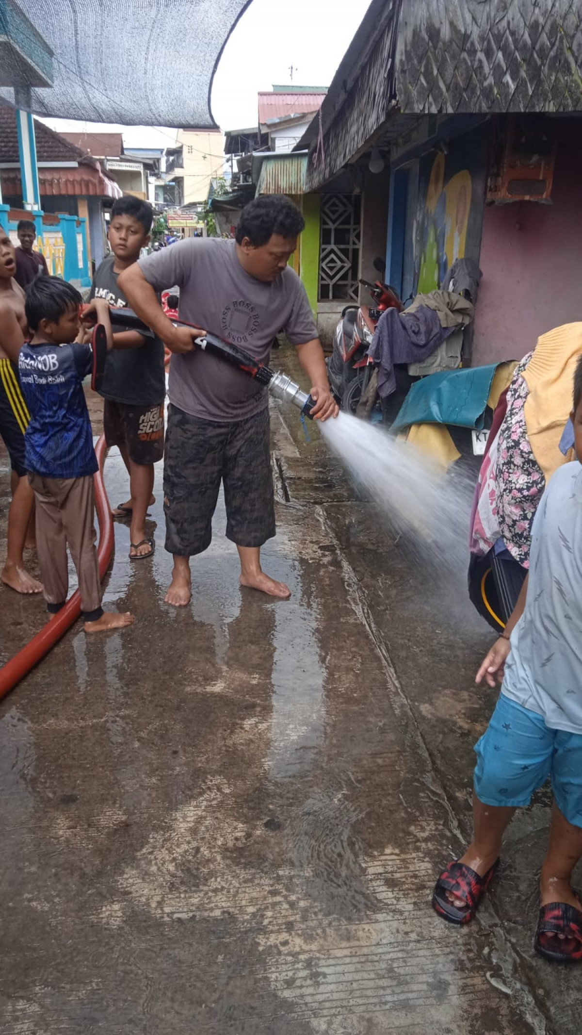 membersihkan Drainase