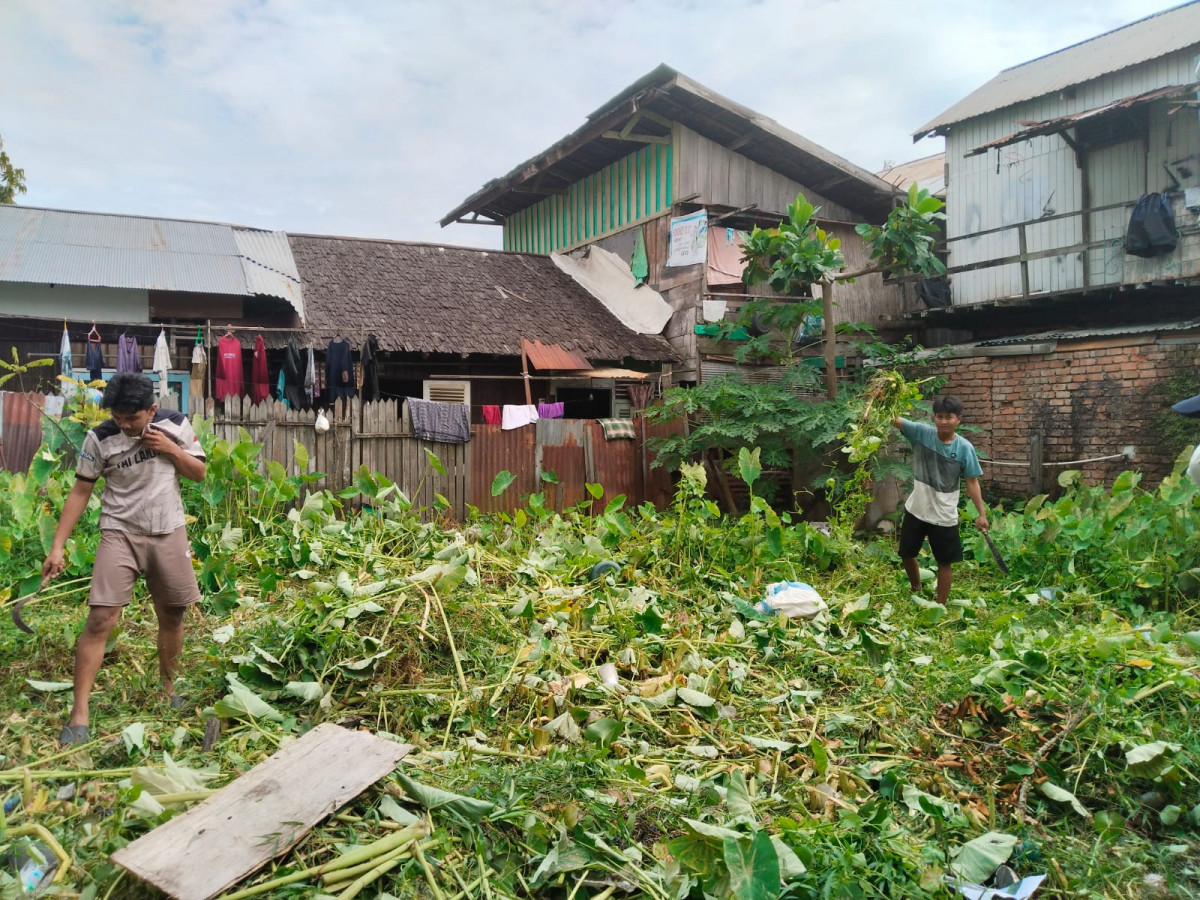 kerja bhakti di lingkungan Gg. 7