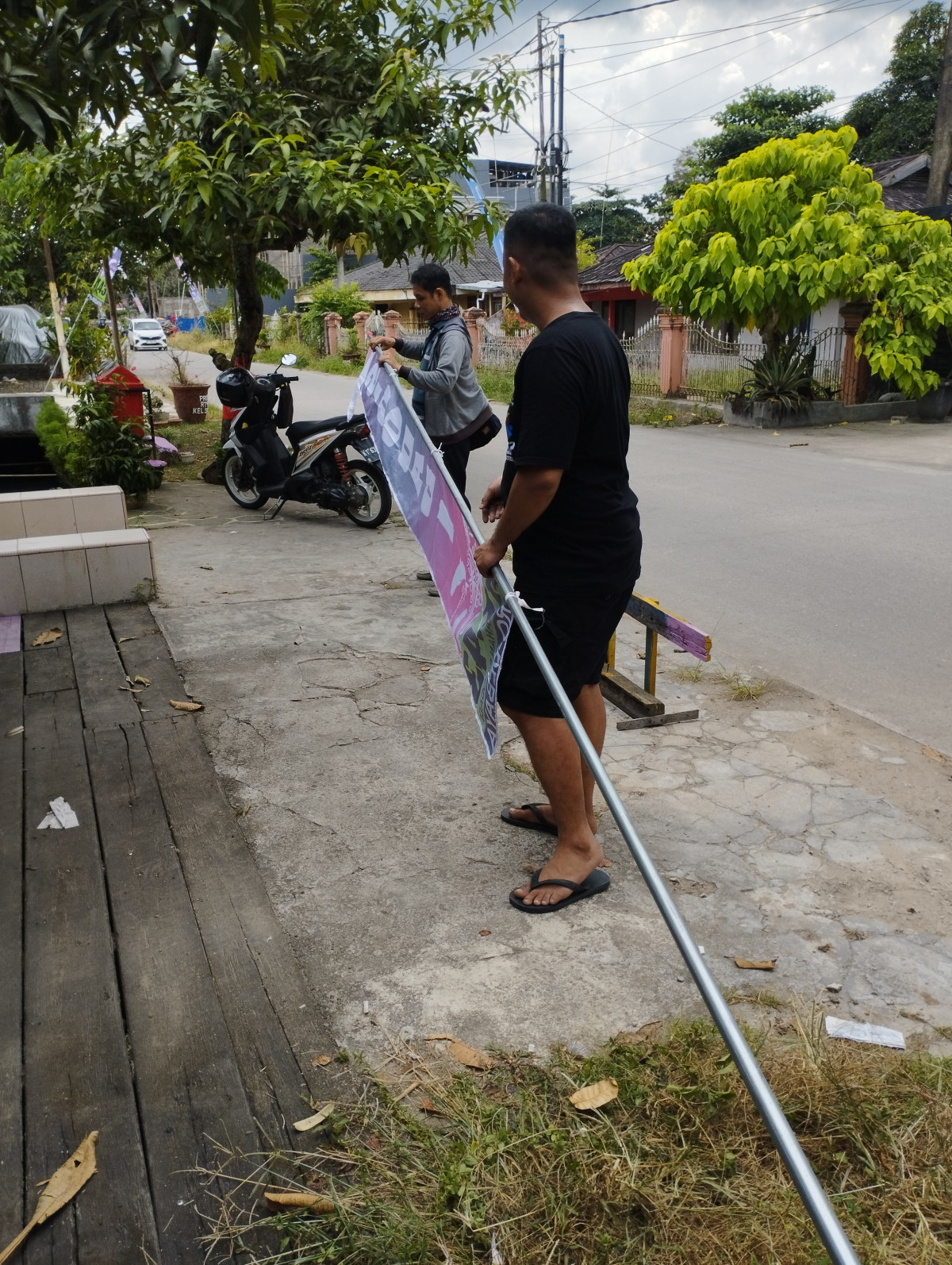 Kerja bakti RT.43 di Jalan Sawo