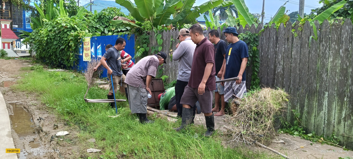 pembersihan drainase dan jalan lingkungan