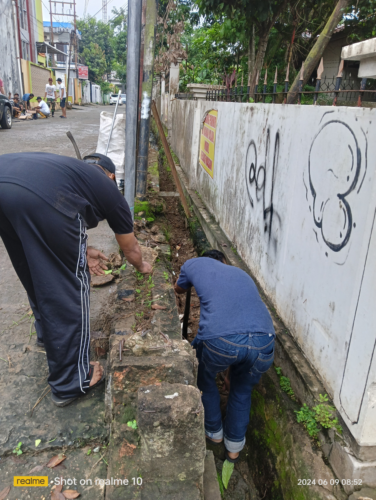 pembersihan sampah pada saluran drainase