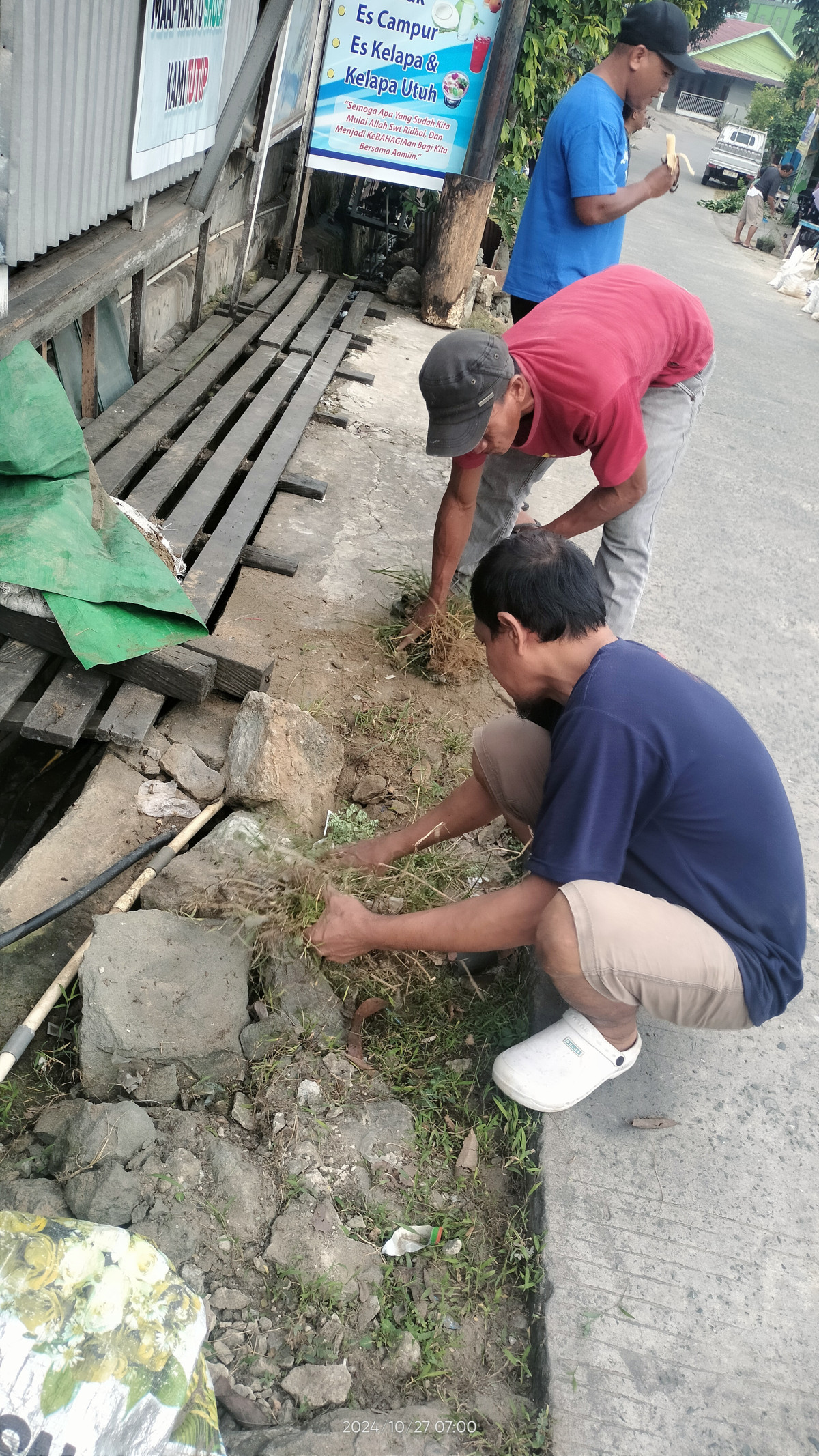 Pembersihan sampahah dan rumput halaman