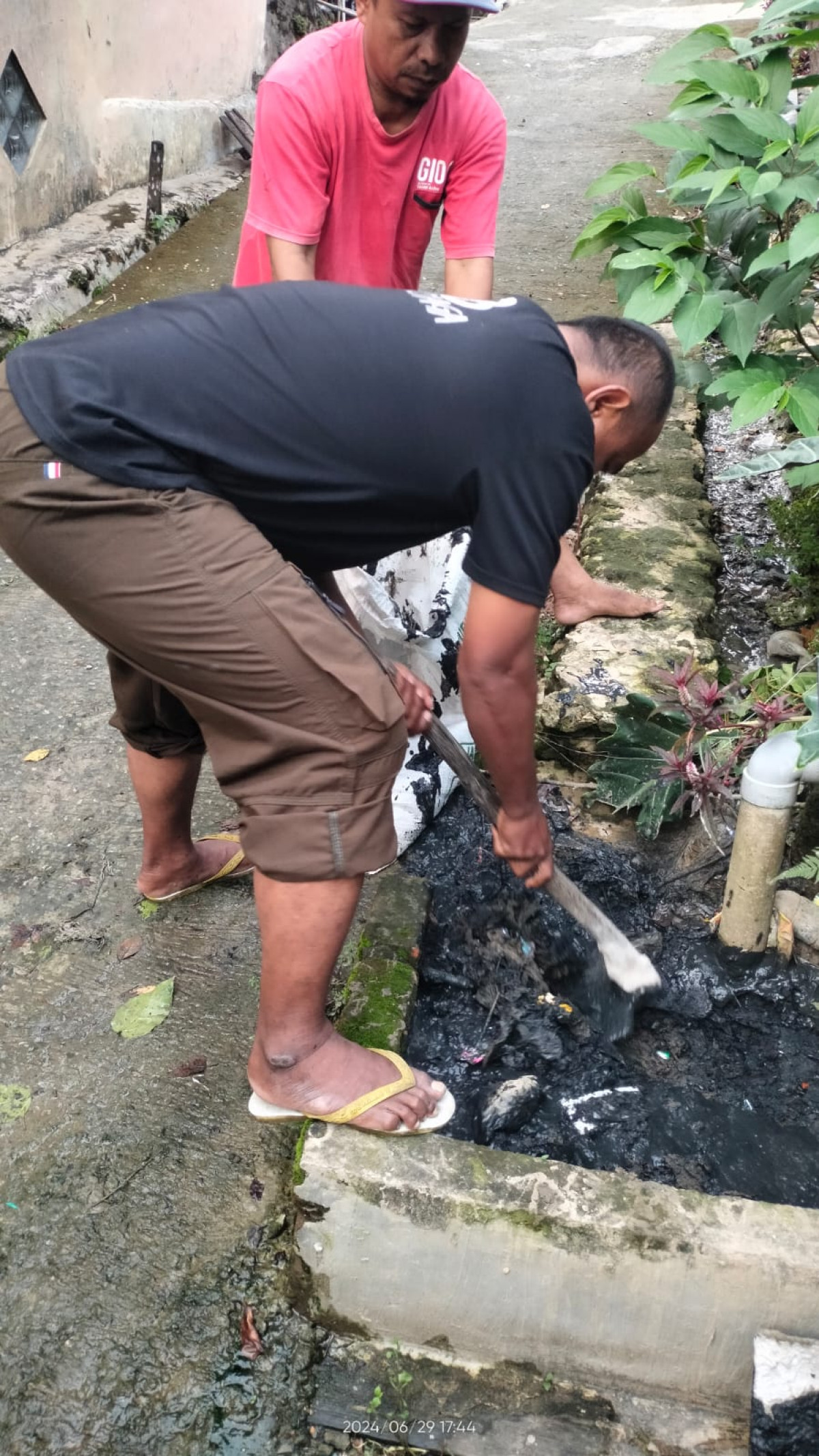 Uruk drainase paret dan bersihkan lingkungan
