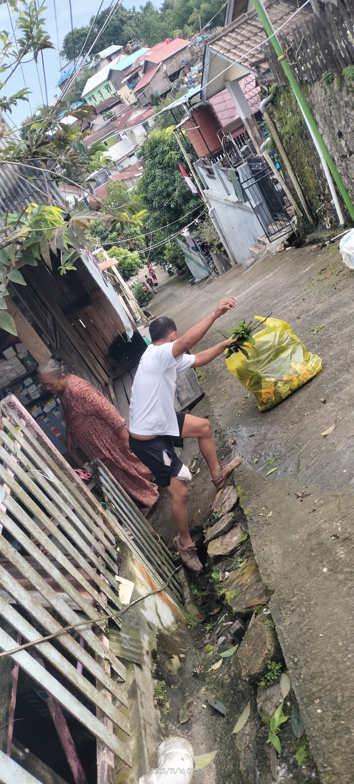 Bersih sampah dan pembuatan draenase
