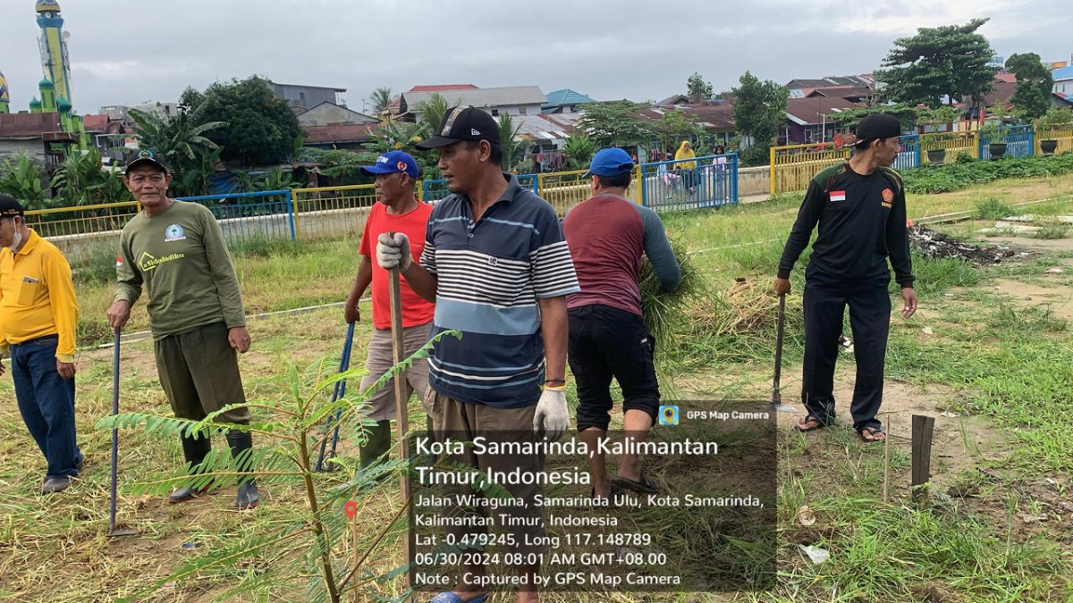 Kerja bakti gabungan seluruh RT, PKK dan pegawai kelurahan sidodadi, lurah dan camat Samarinda ulu