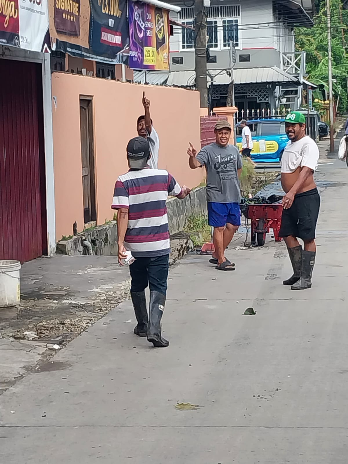 Membersihkan jalan dan lingkungan di Jalan Delima Dalam RT 52 Samarinda