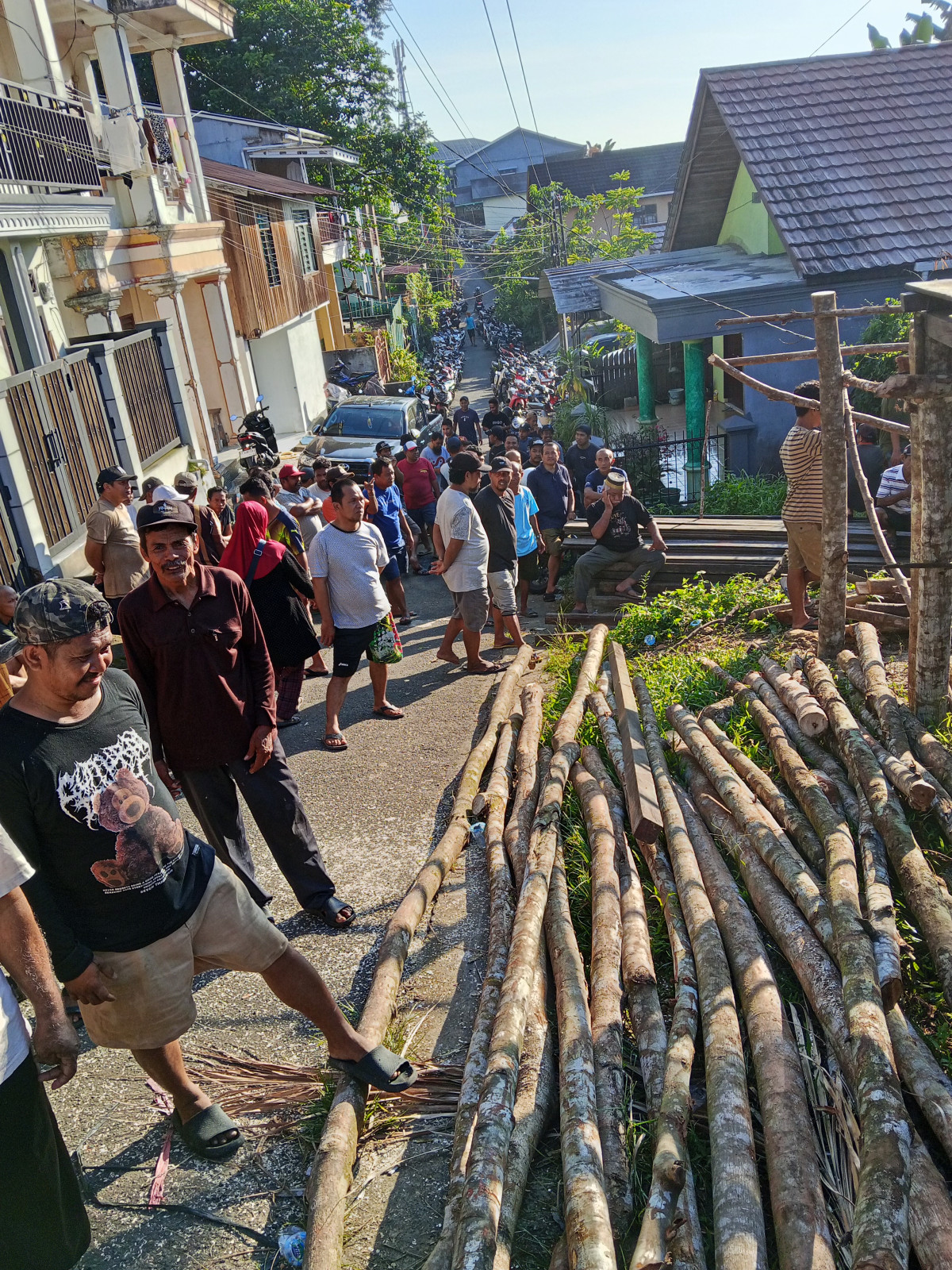 Gotong royong buat panggung