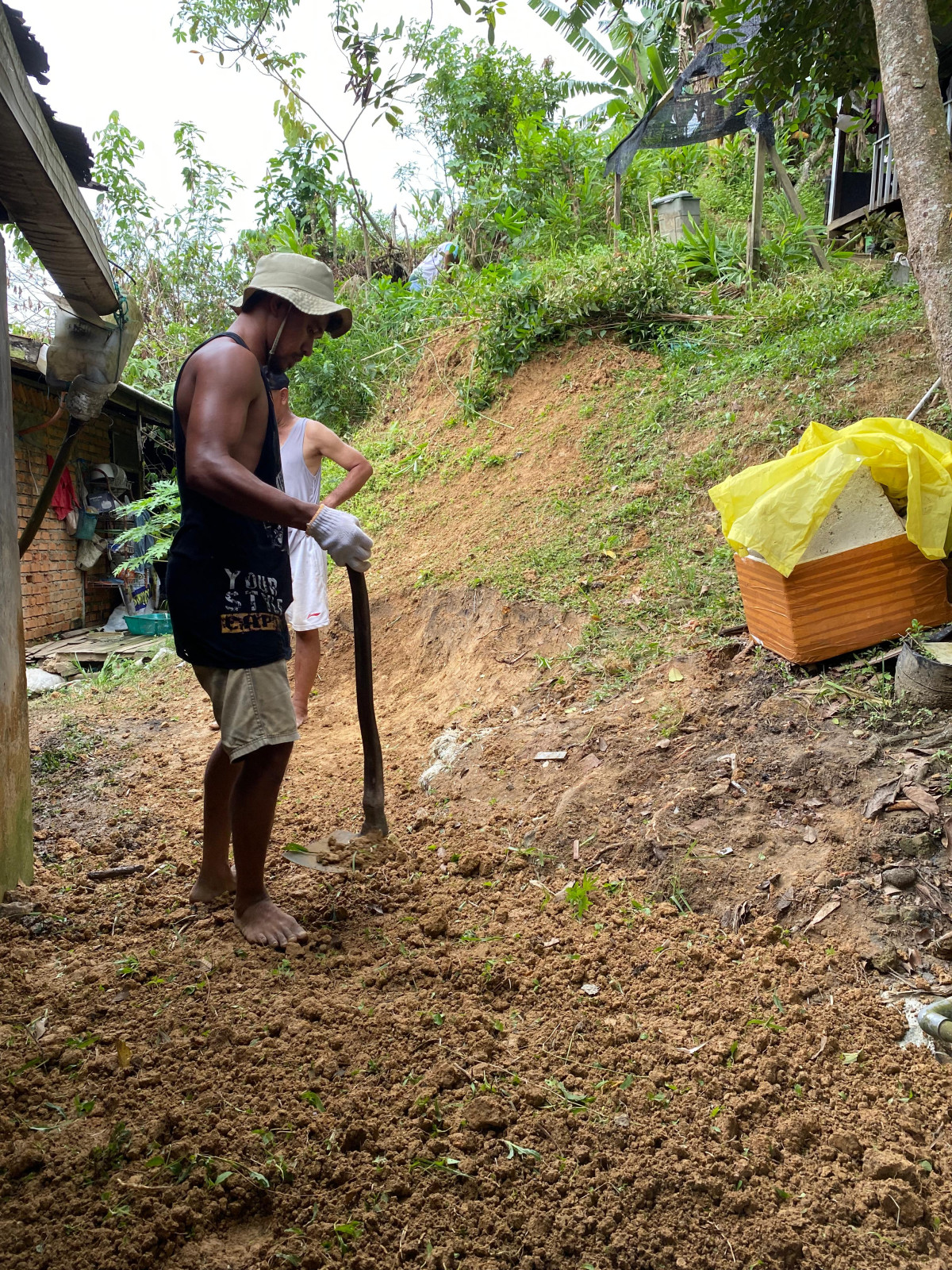 Kerja bakti potong rumput liar