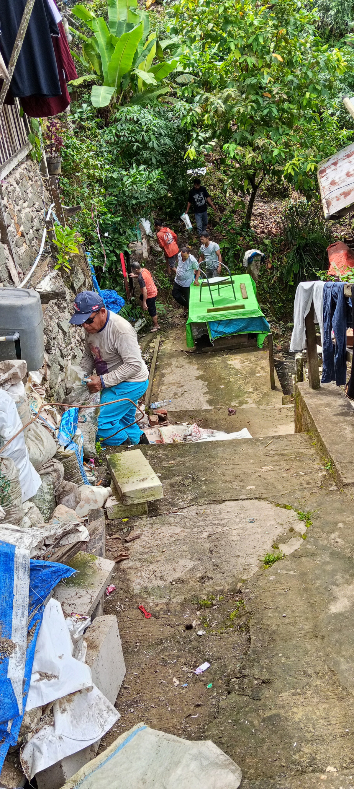 Membersihkan jalan dan mengangkat material untuk pondasi jalan