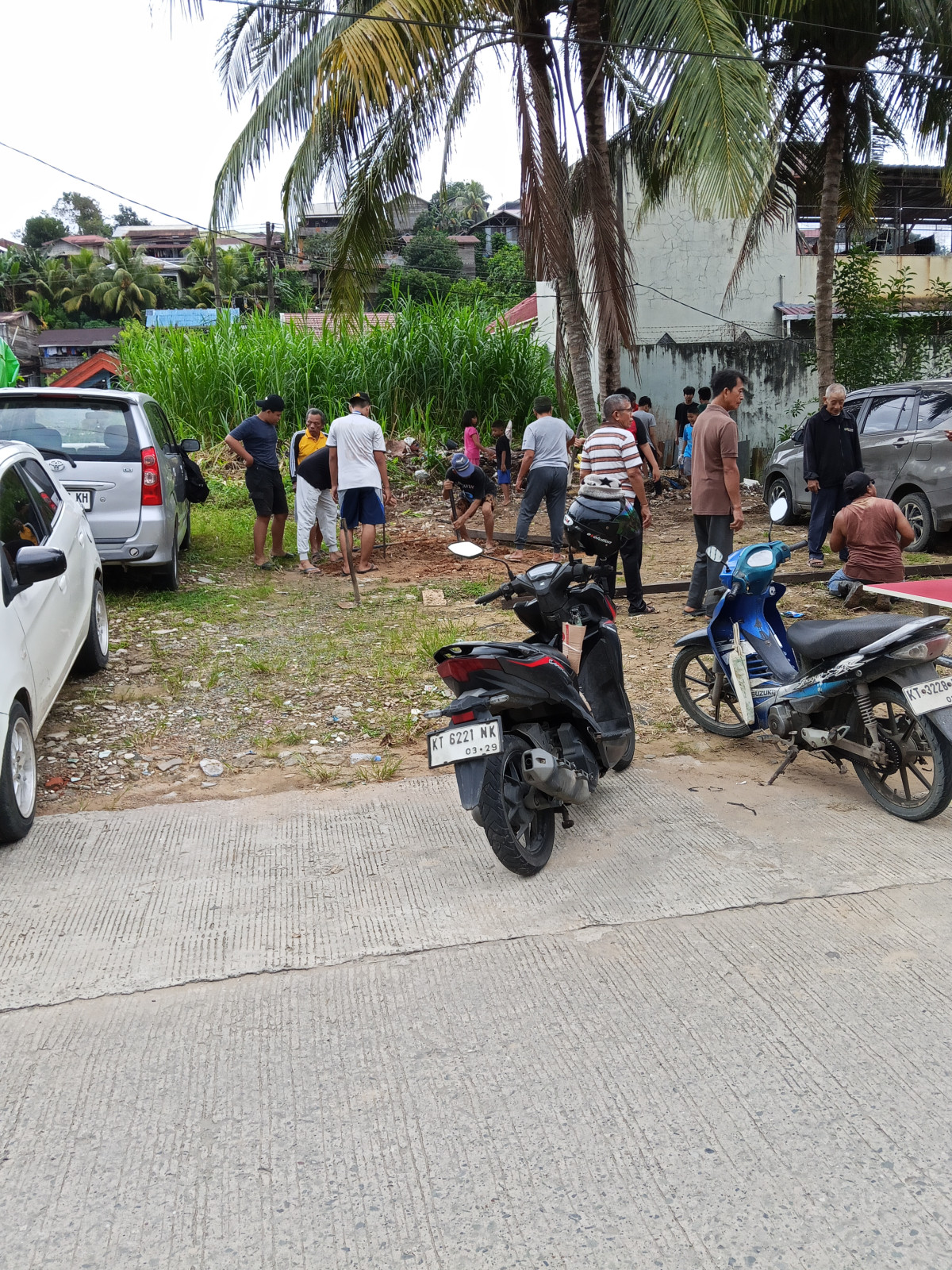 Membersihkan area untuk pemotongan hewan Qurban