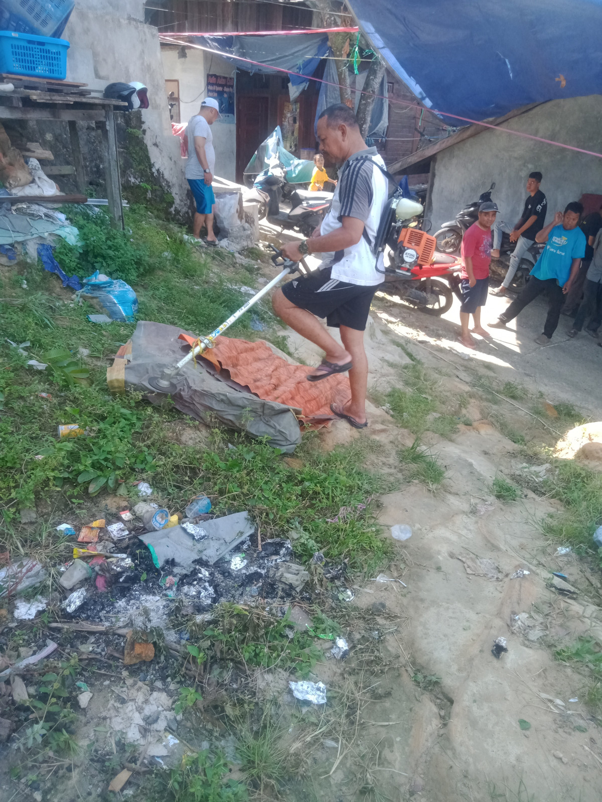 Memotong rumput di pinggir jalan