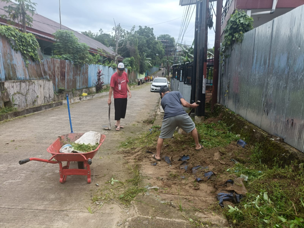 Gotong royong membersihkan paret dan potong rumput