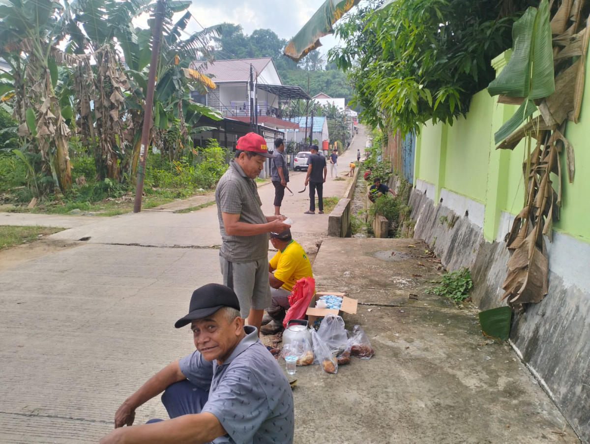 Kerja bakti potong rumput,bersihkan paret