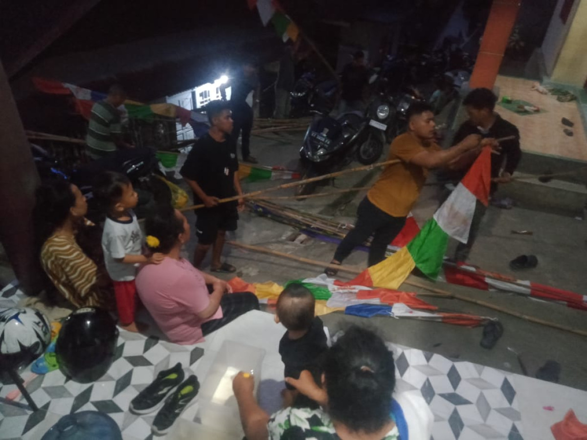 Gotong royong melepas umbul umbul