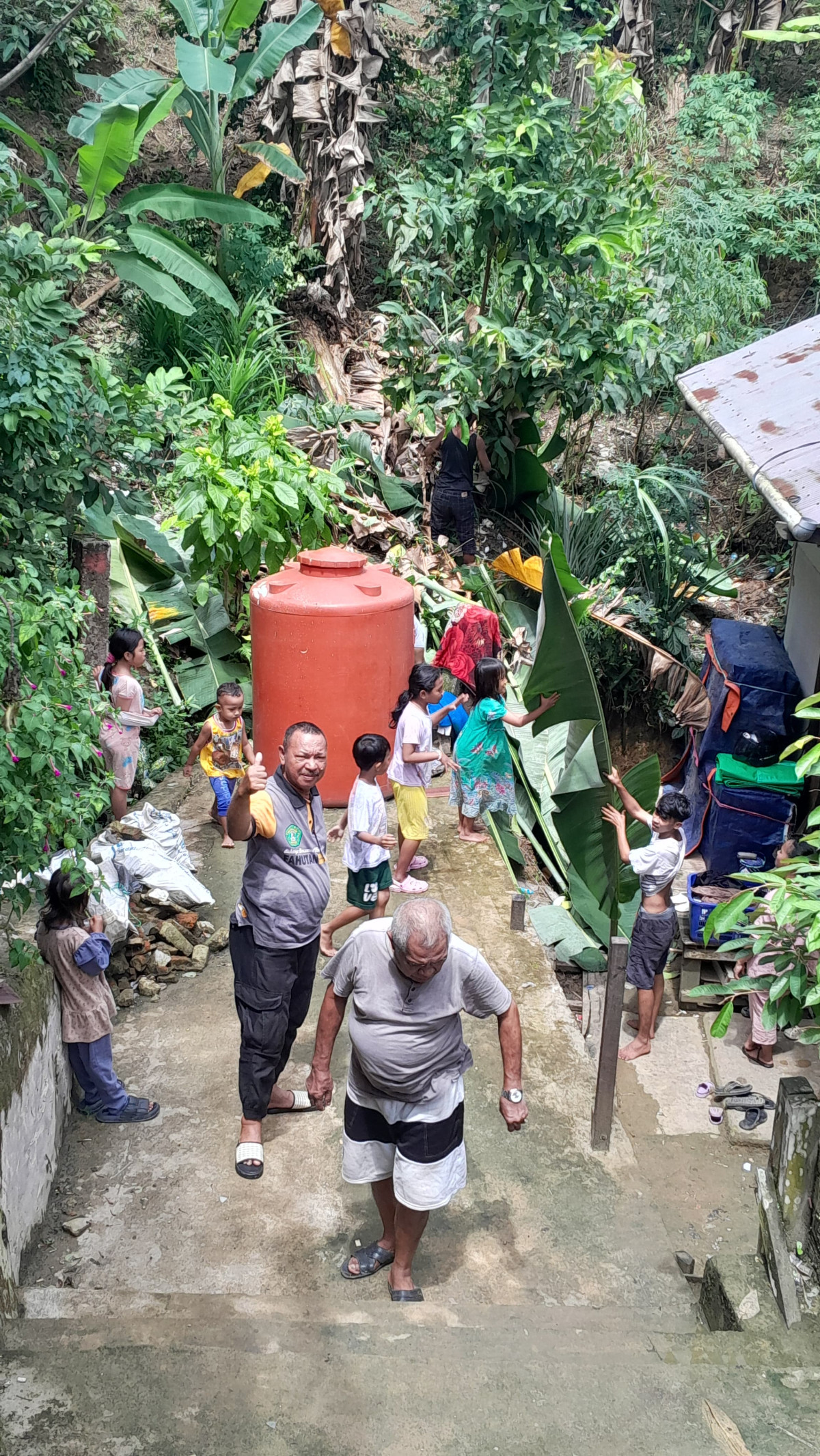 Gotong royong membersihkan pohon pisang yg tumbang