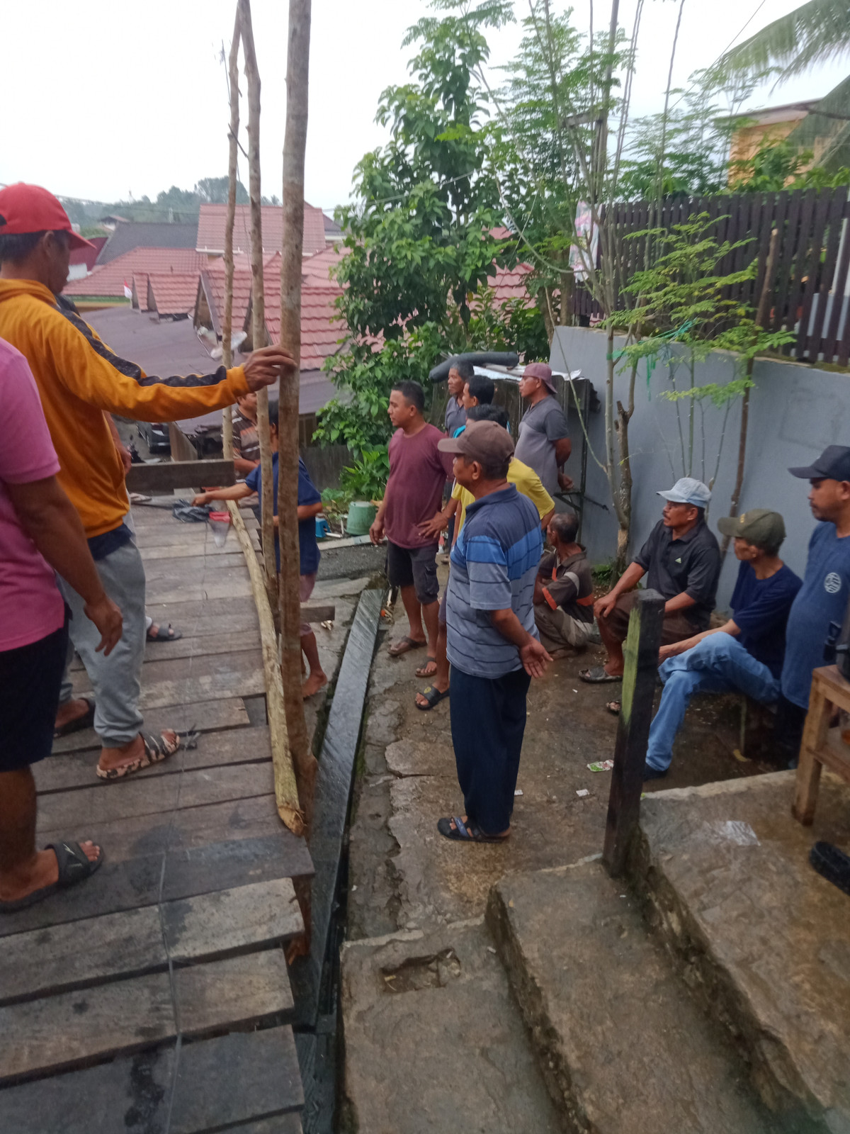 Gotong royong gabungan RT 53 dan RT 51