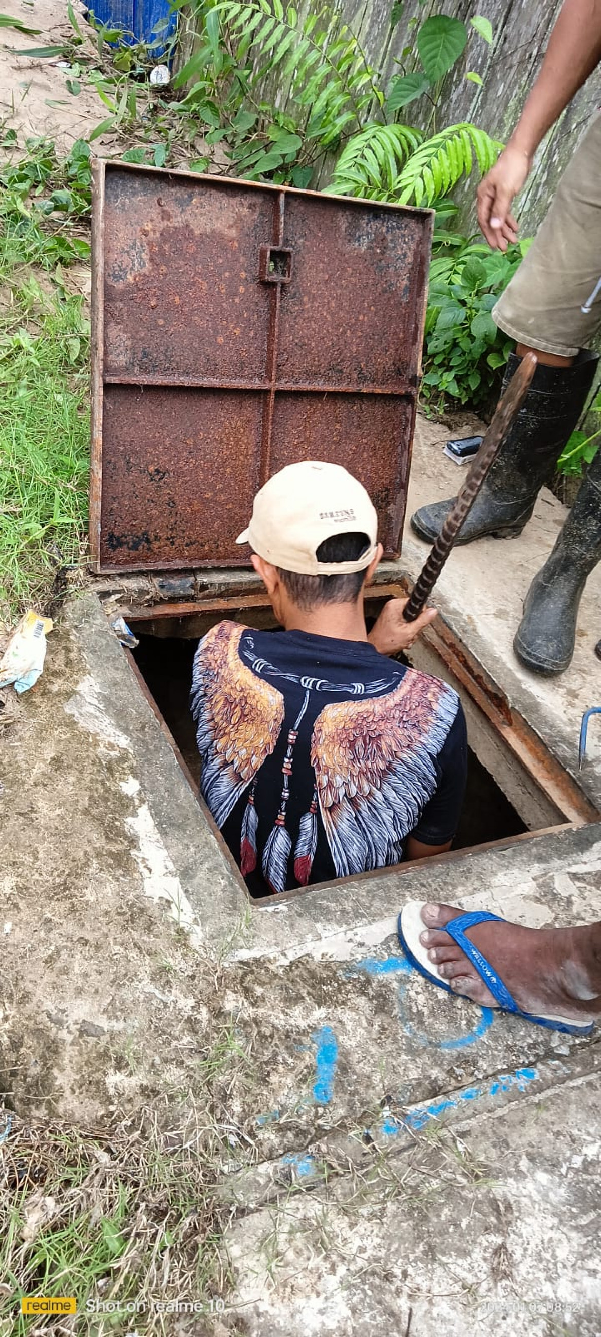 Gotong royong membersihkan lingkungan RT.55 Gg. Sd