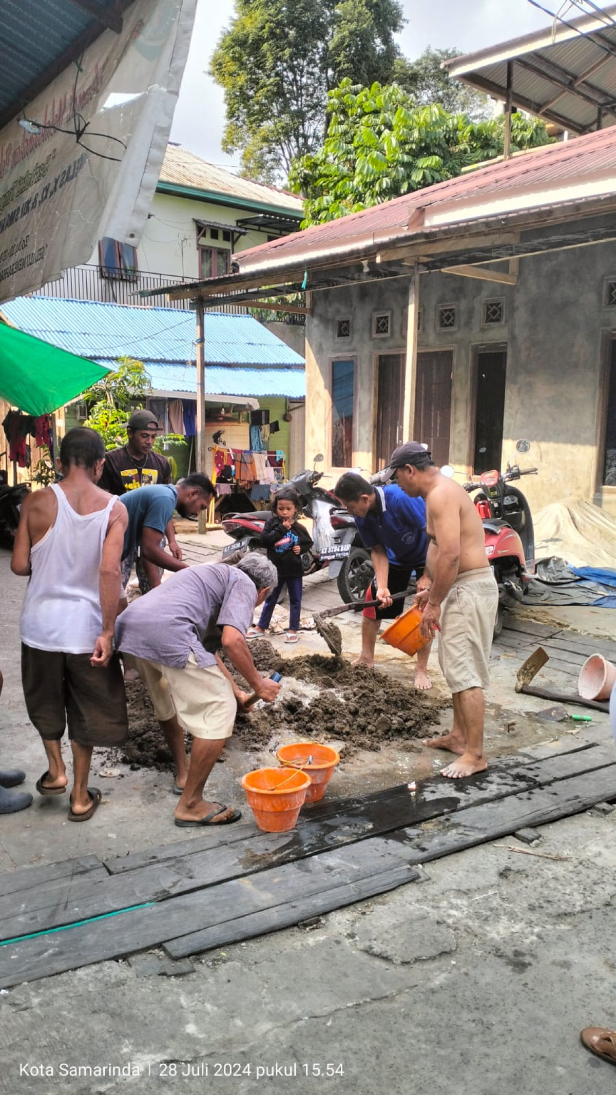 Kerja bakti semenisasi tambal lubang