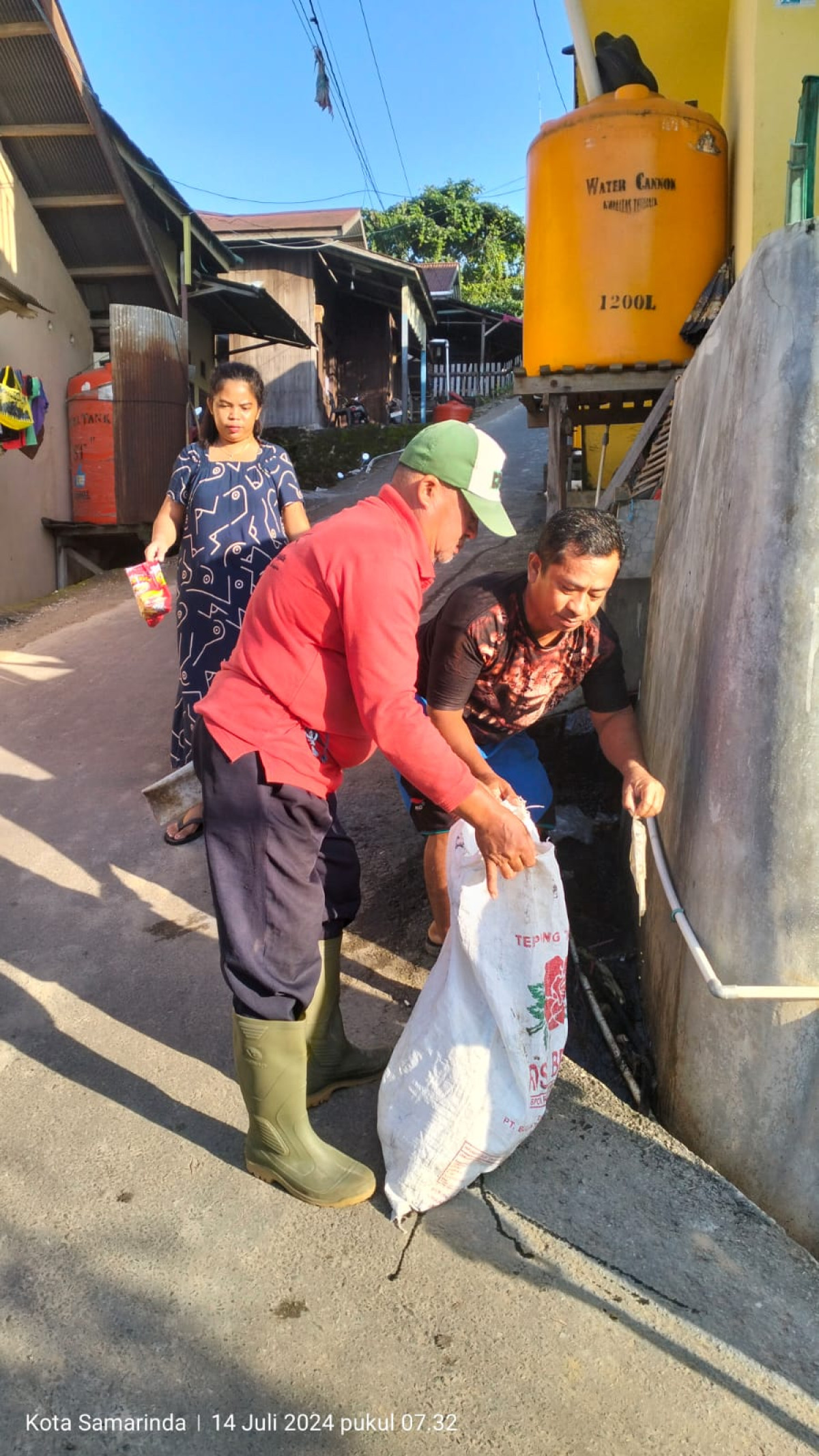 Kerja Bakti bersihkan paret di lingkungan RT. 55