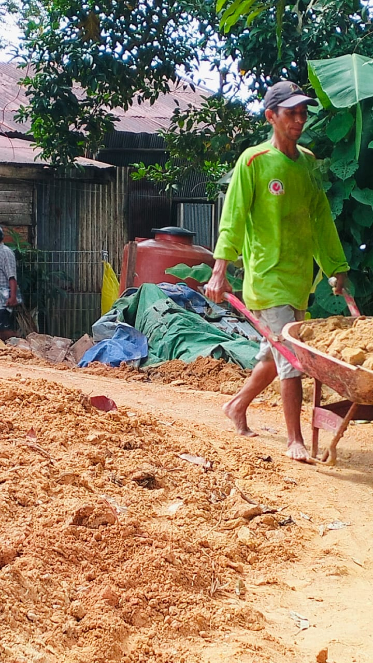 Kerja bakti perbaikan jalan warga RT.55
