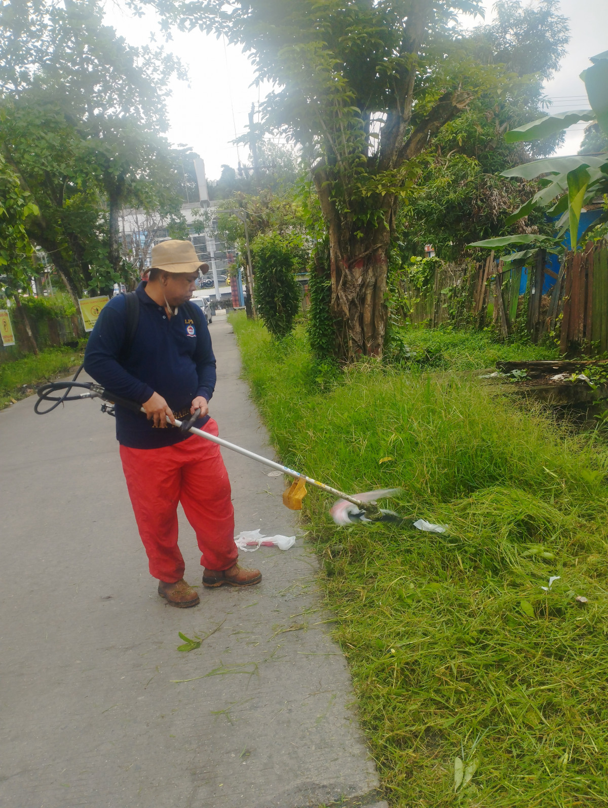 Kerja bakti rutin Minggu 1