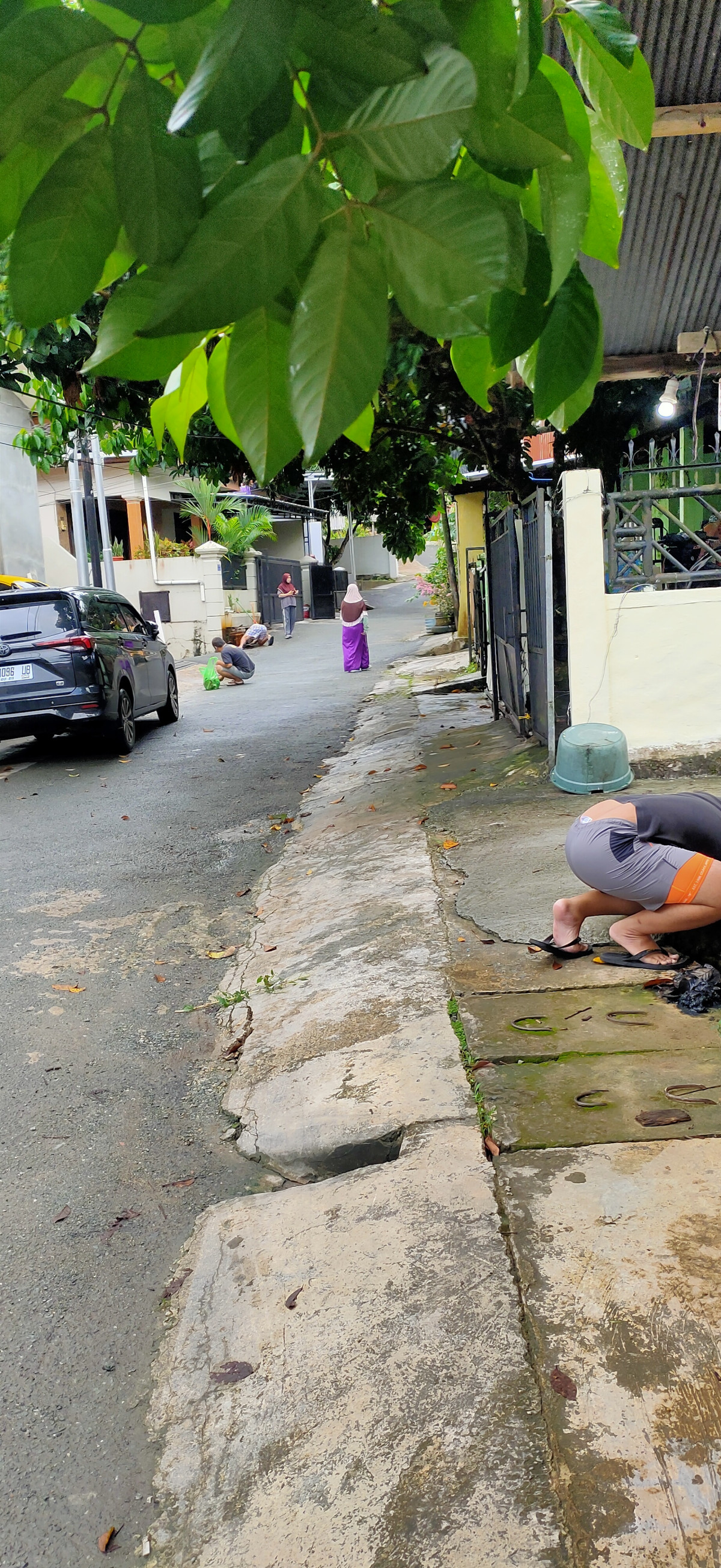 Kerja bakti lingkungan rumah warga masing
