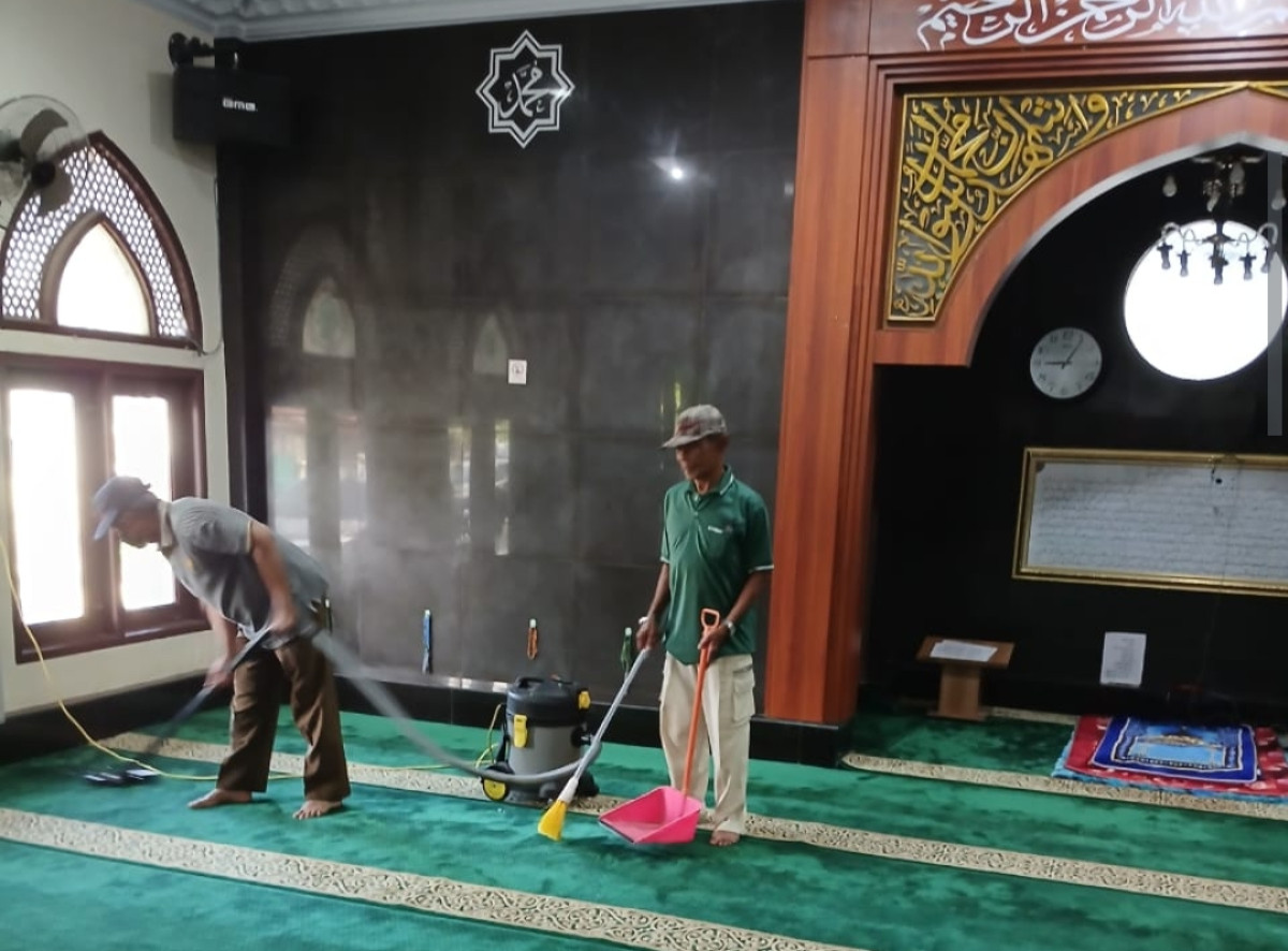 Gotong royong bersama RT. 4 Jl. Juanda 7 Langgar Al Hakiml Hakim
