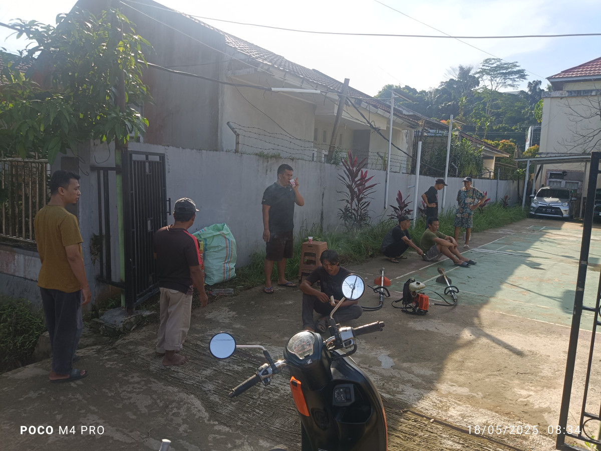 Membersihkan lapangan juanda 8