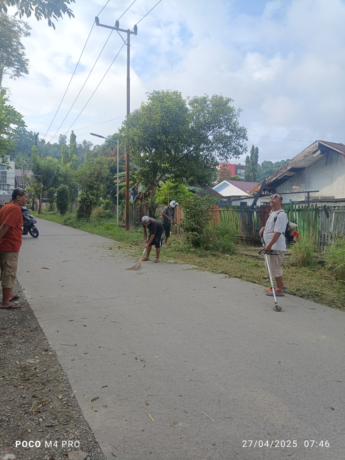Membersihkan rumput di tepi jalan juanda 7&8