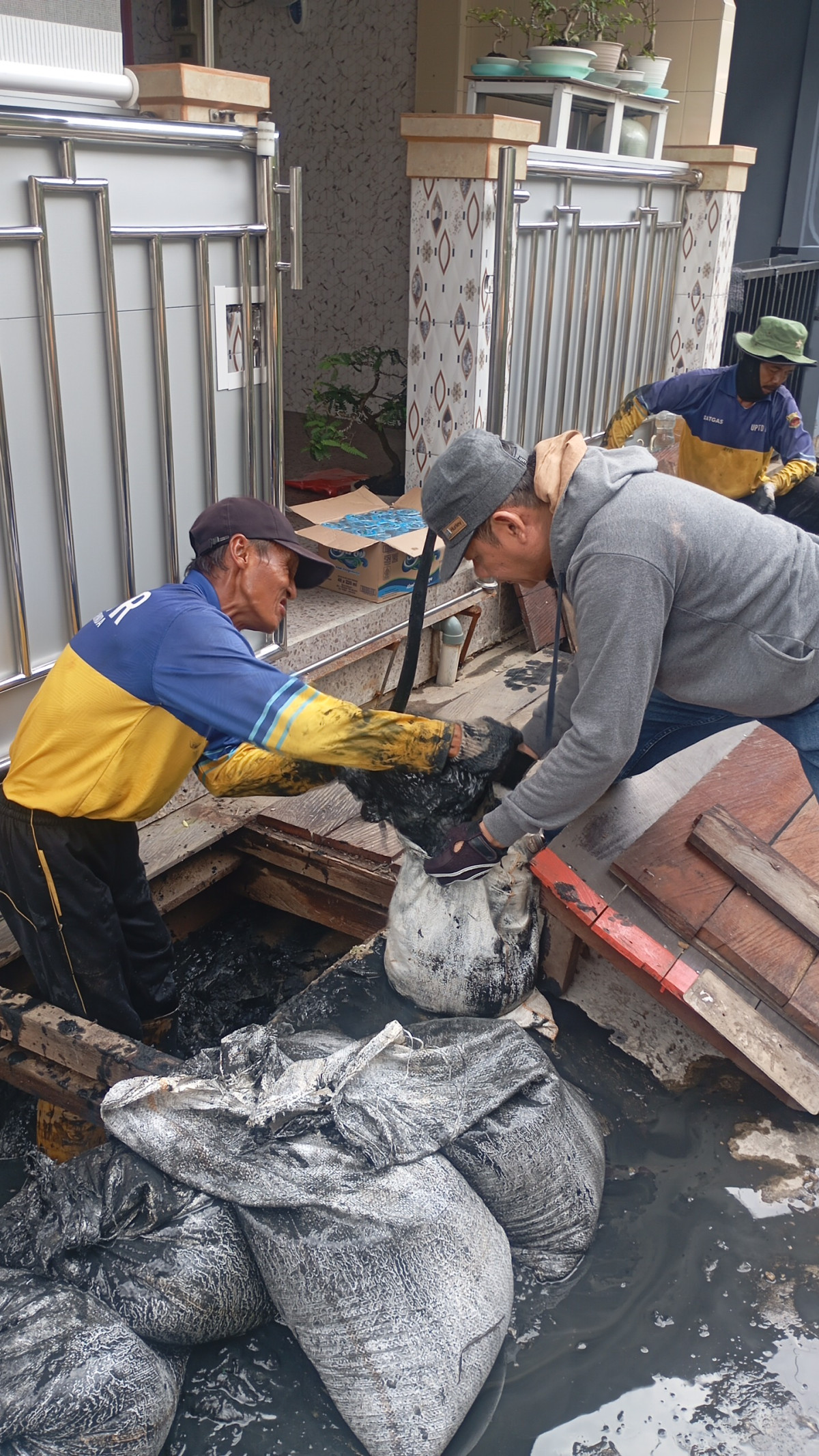 gotong royong warga dan pupr