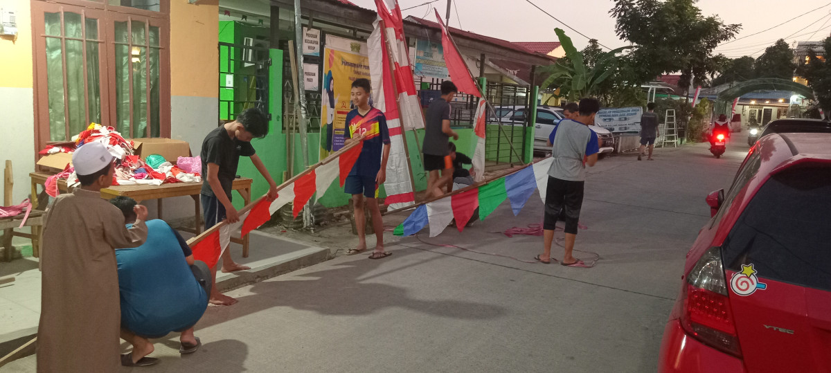 Pemasangan umbul2 HUT.RI 79
