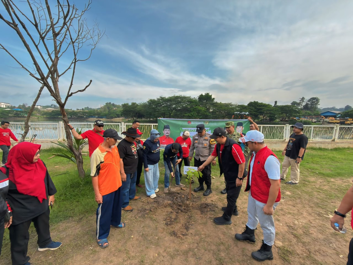 Gotong royong penanaman pohon