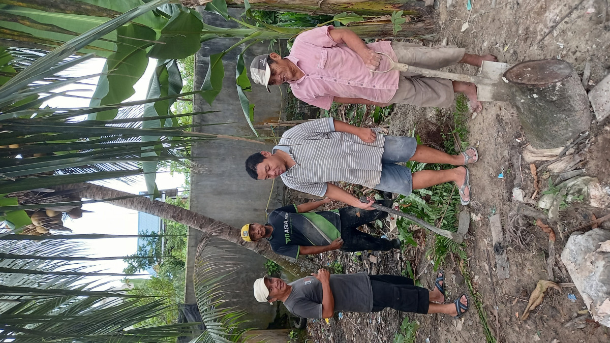 Membersihkan drainase dan sampah