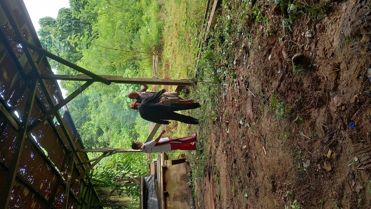 Gotong royong persiapan untuk penyembelihan hewan kurban