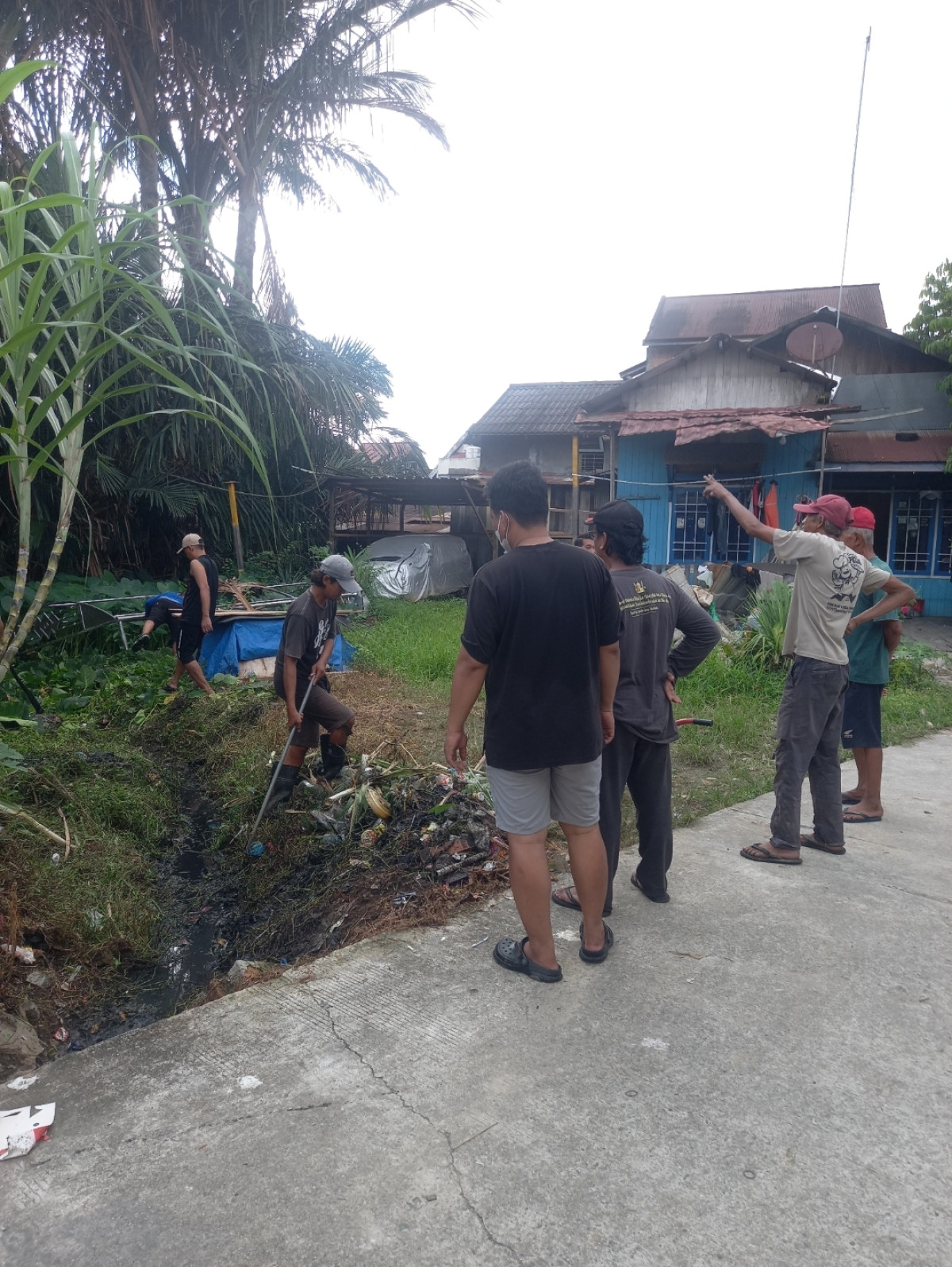gotong royong membersihkan parit
