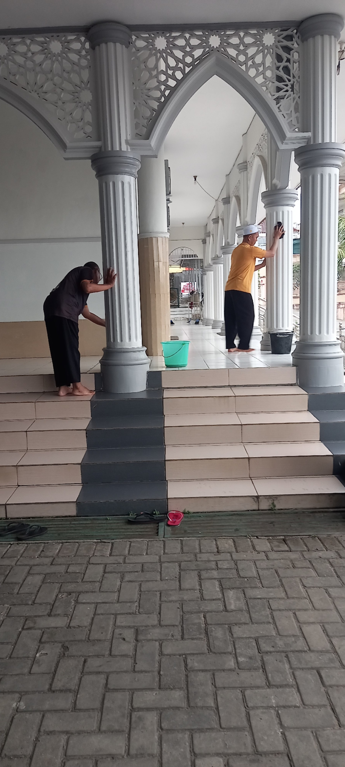 gotong royong sekitar masjid al fatah