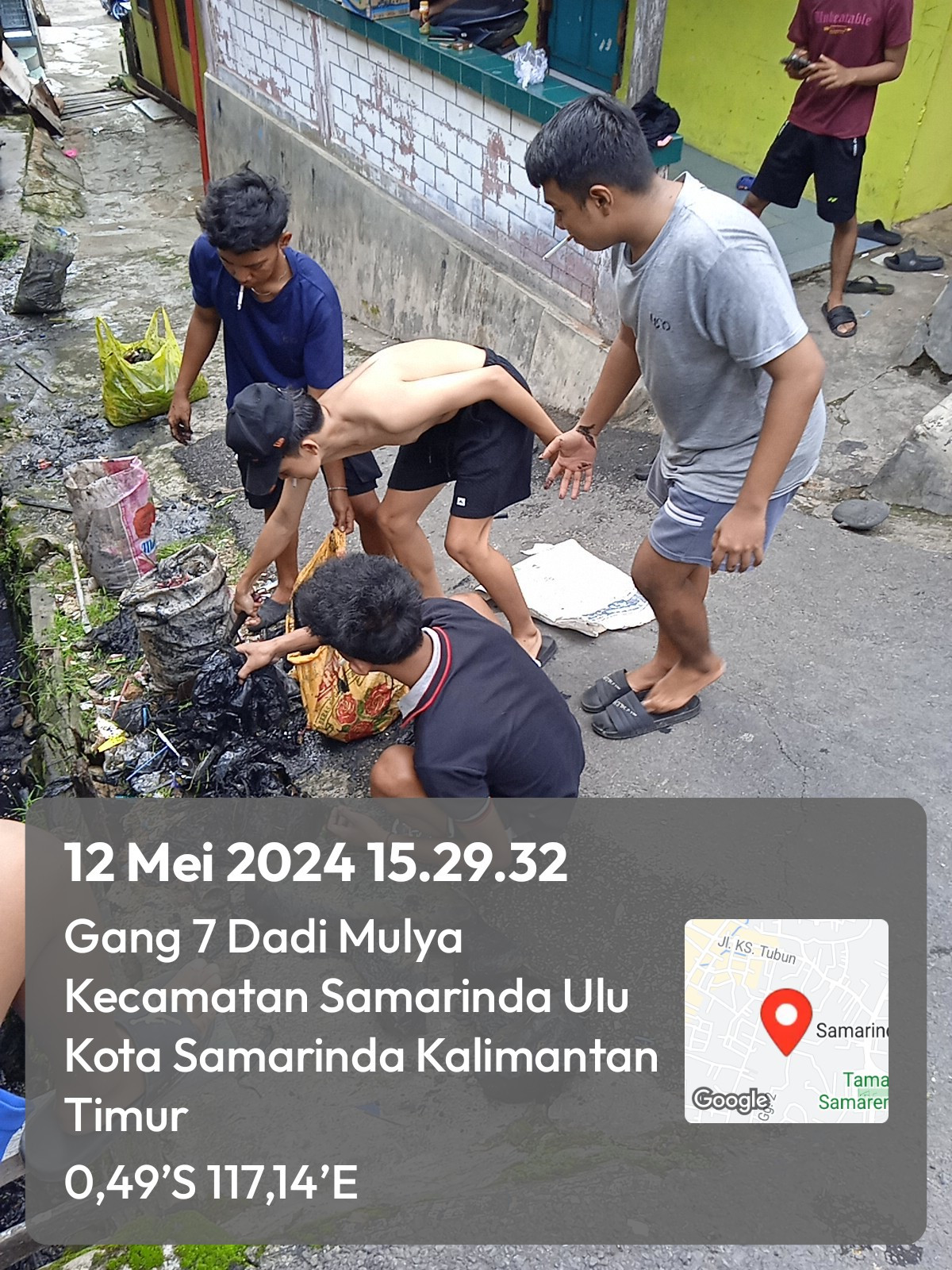 Kerja bakti bersihkan parit gang 7 Rt. 02