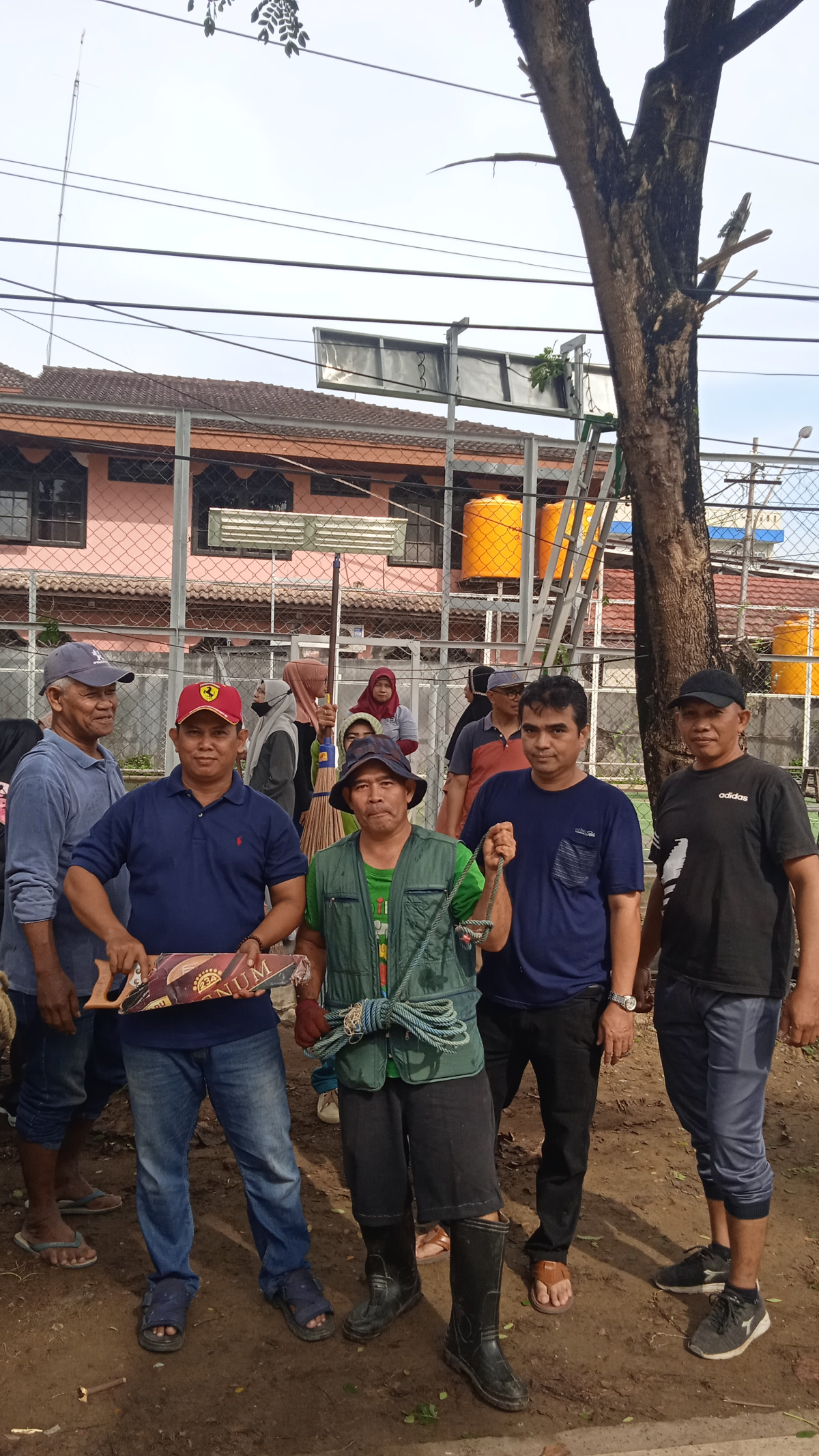 Gotong royong gabungan RT kel dadi mulya