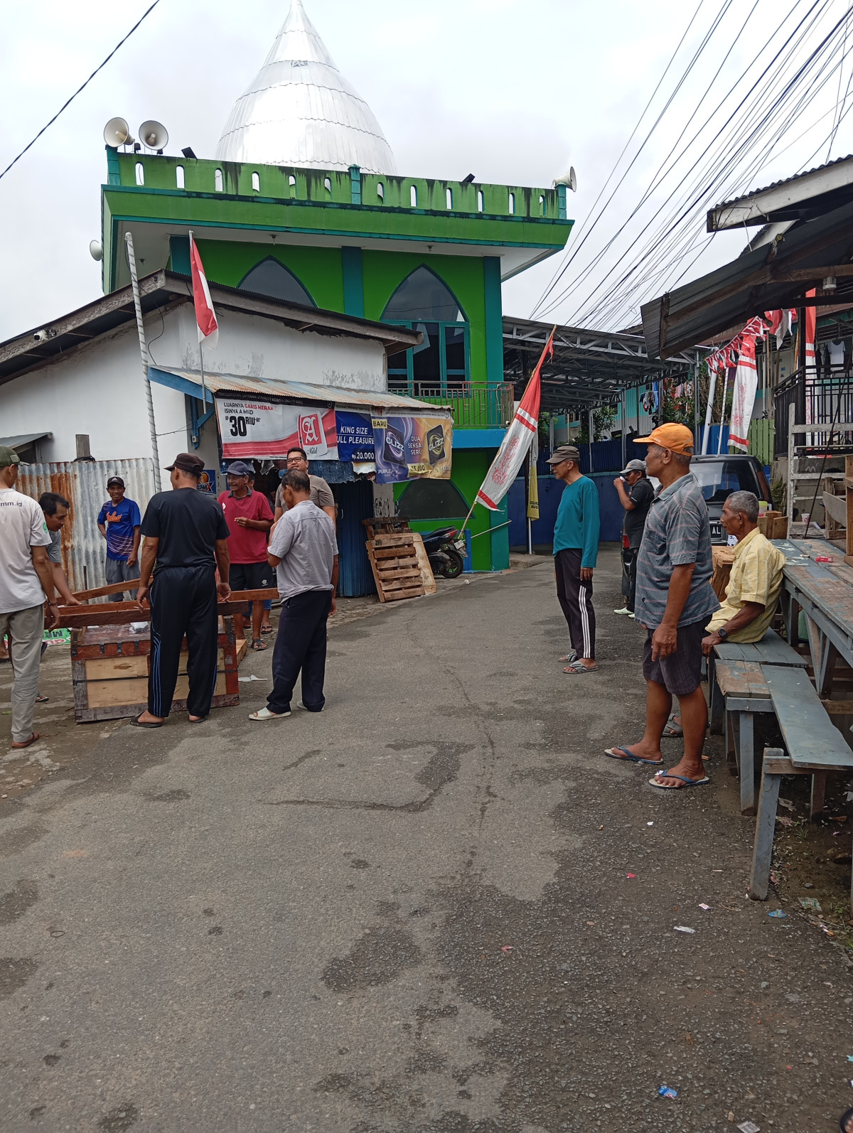 Kerja bakti pembuatan panggung HUT RI ke 79