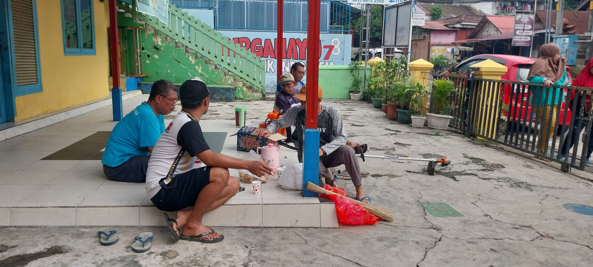 Kegiatan kerja bakti di sepanjangan jalan